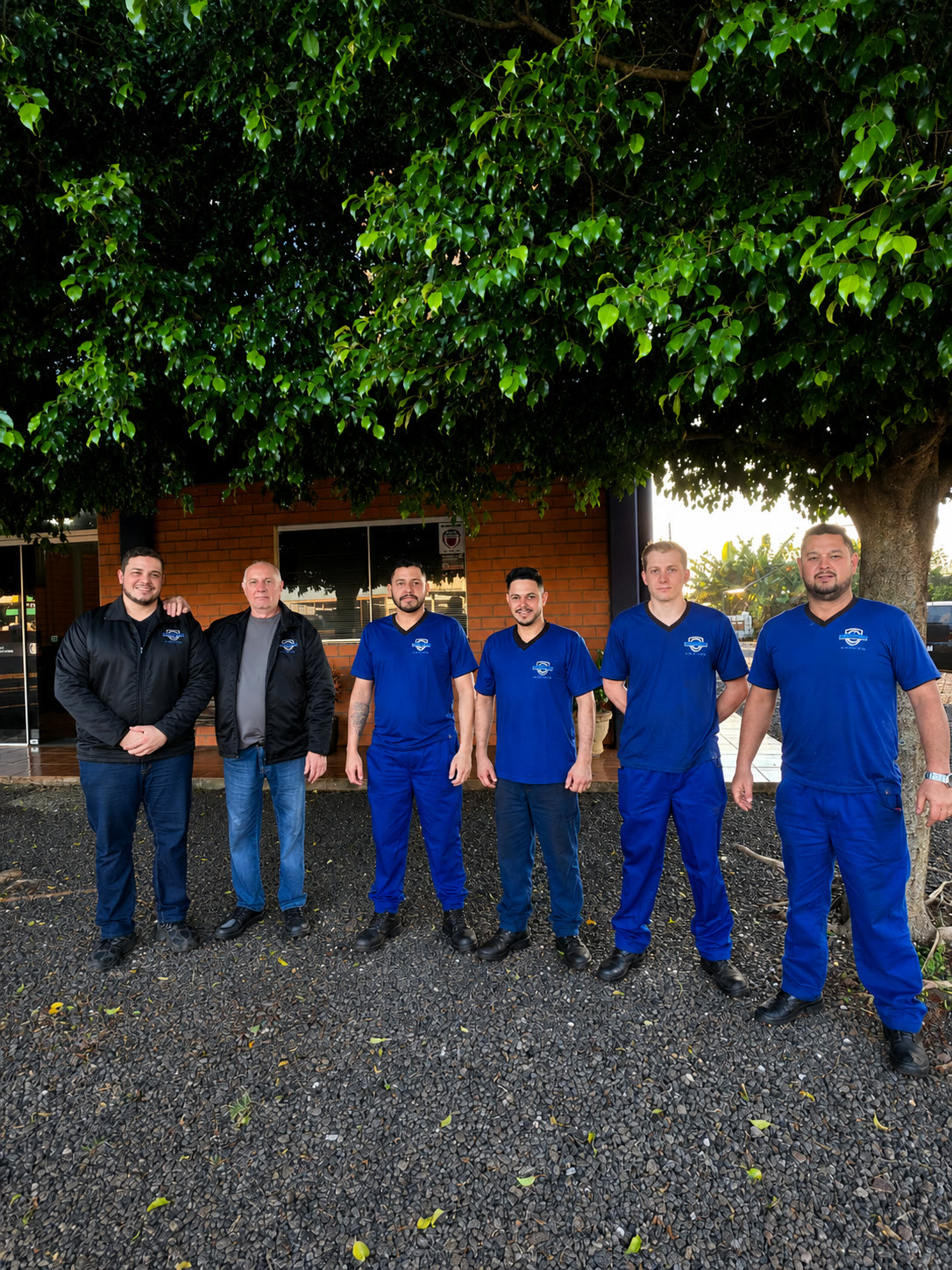 Equipe da Mecânica Deparis reunida em frente à oficina em Dois Vizinhos